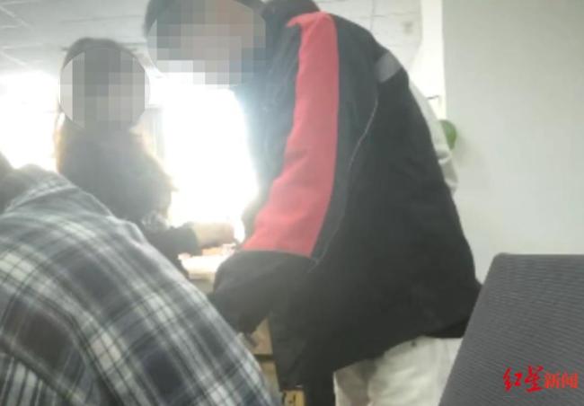 记者卧底二手奢侈品欺诈黑产 揭露“到手刀”骗局