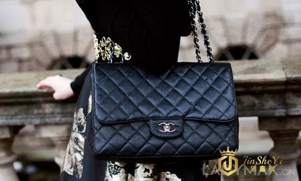 Chanel收购西班牙皮革厂Colomer Leather；Balenciaga发布全新天价购物袋 | 时尚要闻