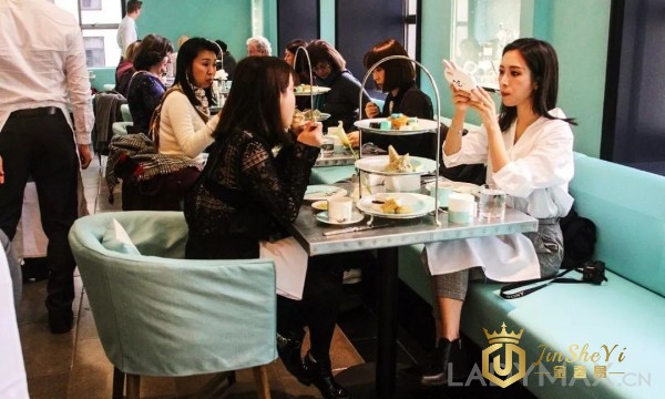 靠讨好年轻人，Tiffany翻身了