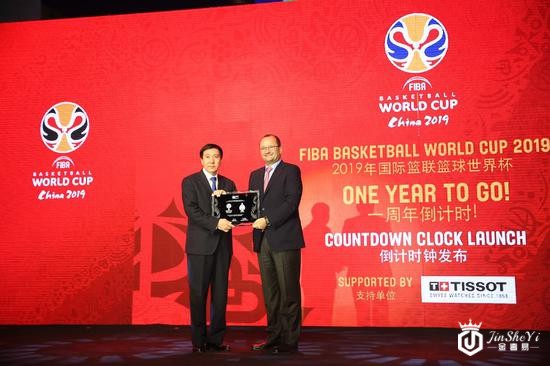 国际篮联秘书长Patrick Baumann先生向北京赛区组委会常务执行主席、北京市副市长张建东先生颁发赛事牌匾