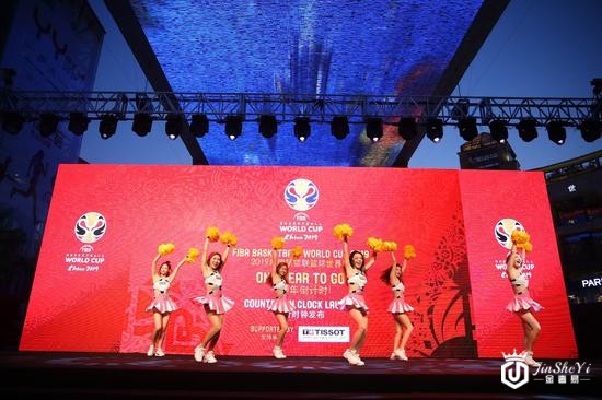 啦啦队活力四射的精彩表演拉开庆典序幕