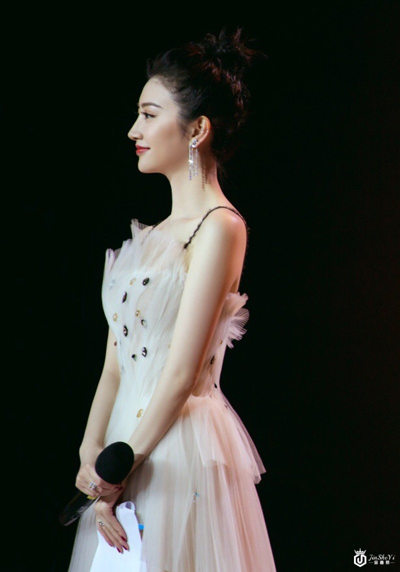 景甜60万的戴比尔斯珠宝明明很豪气,配上抹胸裙却还有点小清新