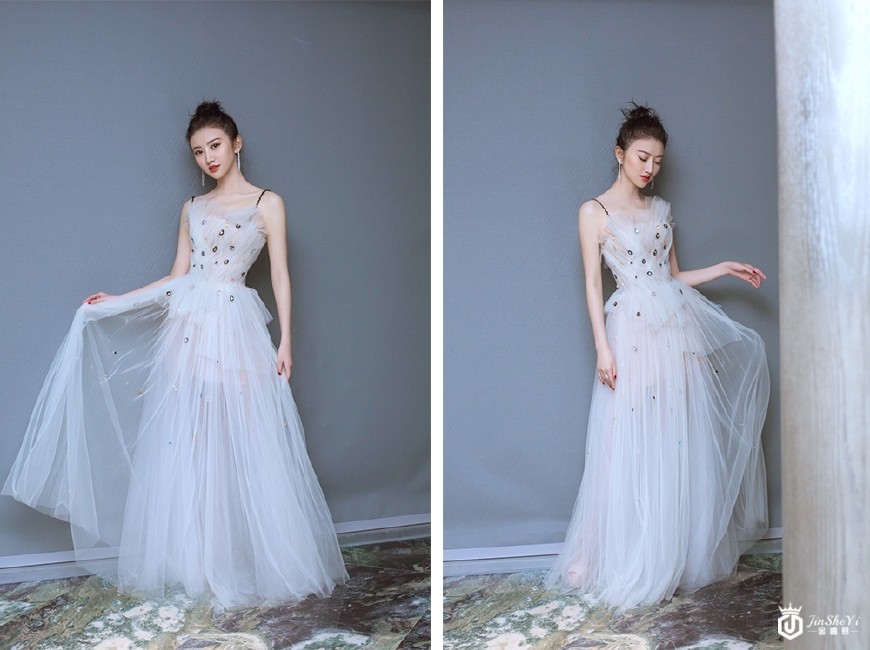 景甜60万的戴比尔斯珠宝明明很豪气,配上抹胸裙却还有点小清新