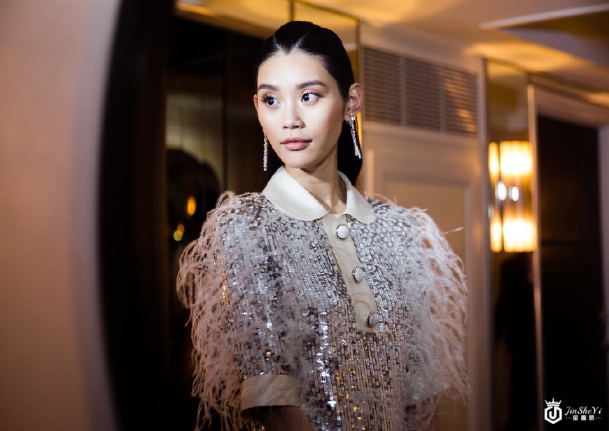 景甜60万的戴比尔斯珠宝明明很豪气,配上抹胸裙却还有点小清新