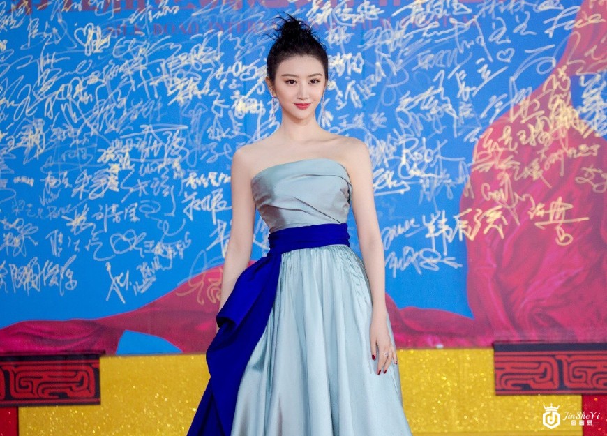 景甜60万的戴比尔斯珠宝明明很豪气,配上抹胸裙却还有点小清新