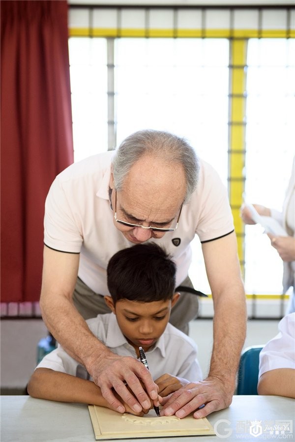 IWC万国表飞行员腕表孤品于苏富比成交 支持安东尼&middot;圣艾修佰里青少年基金会项目