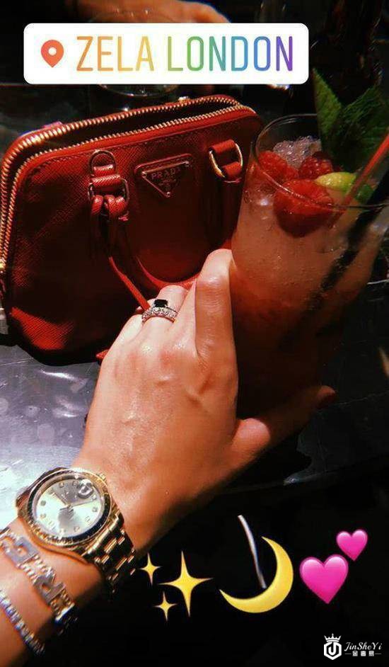 C罗向乔治娜求婚 试穿婚纱乔治娜秀卡地亚钻戒