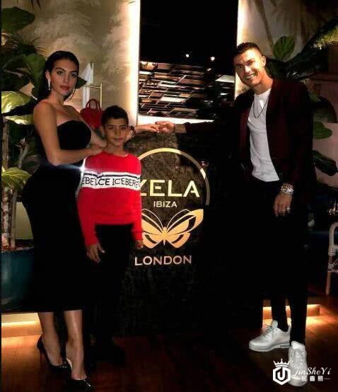 C罗向乔治娜求婚 试穿婚纱乔治娜秀卡地亚钻戒