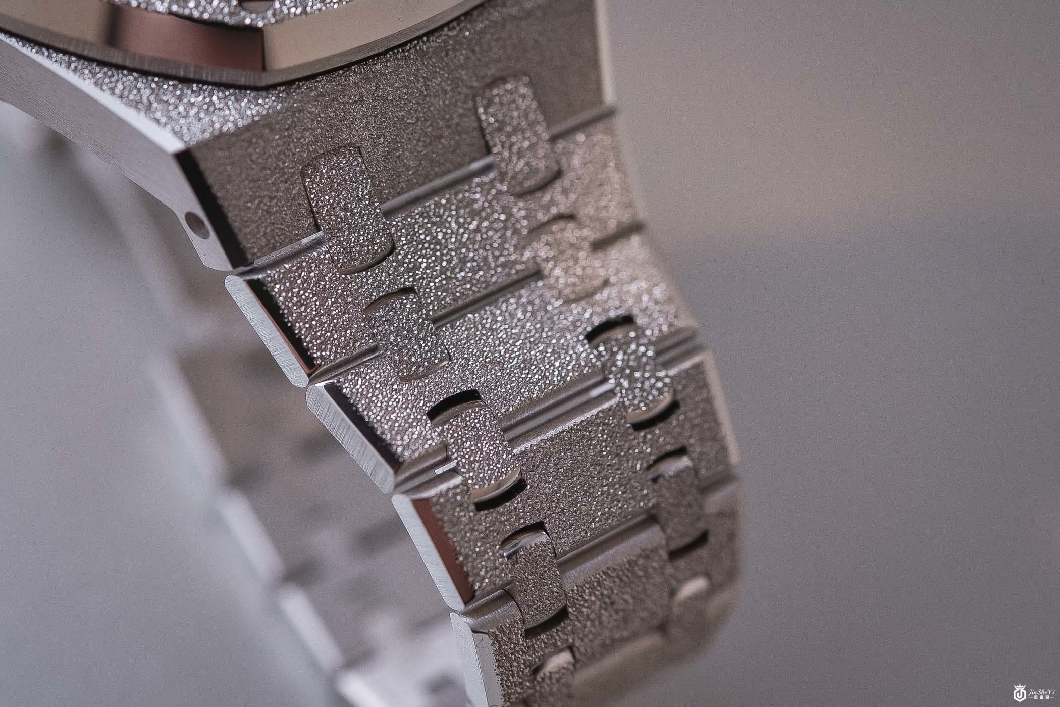 爱彼Audemars Piguet皇家橡树双摆轮镂空磨砂金腕表