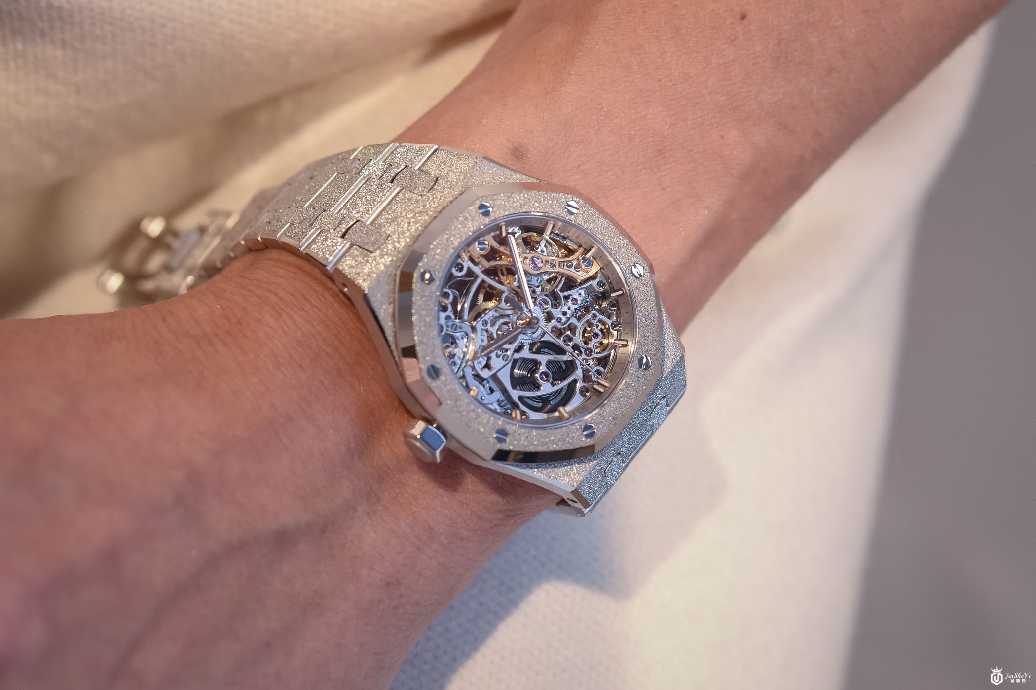 爱彼Audemars Piguet皇家橡树双摆轮镂空磨砂金腕表