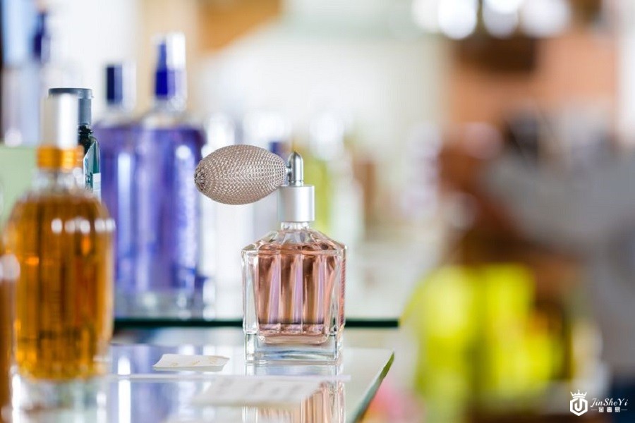 奢侈品电商,奢侈品电商,B2C,C2B2C,服务掣肘,市场诚信,奢侈品鉴定,维护保养