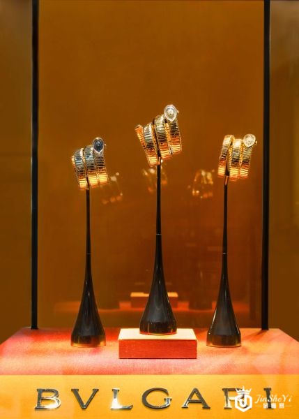 图为展出的古董腕表 受访者供图