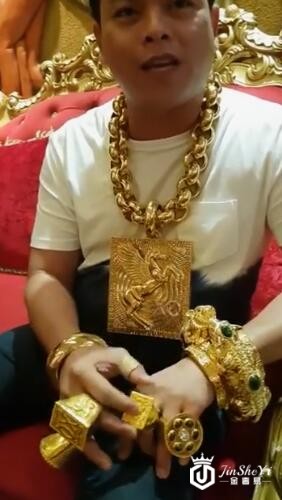 小伙戴13公斤黄金