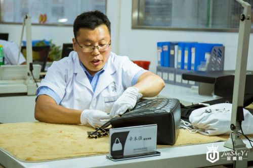 而针对奢侈品购买后的养护痛点，寺库也是突破了传统的散兵游勇，通过建立奢侈品鉴定养护中心，从鉴定到养护，为高端人群提供覆盖奢侈品生命周期的全面服务。这也让寺库在SAJ&ldquo;三国杀&rdquo;中先人一步构建了差异化护城河。