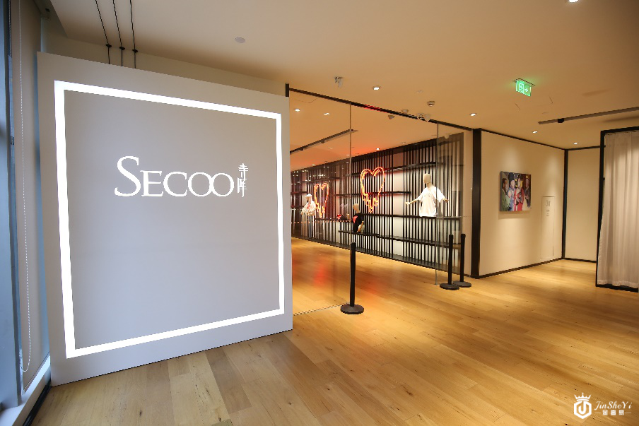 而针对奢侈品购买后的养护痛点，寺库也是突破了传统的散兵游勇，通过建立奢侈品鉴定养护中心，从鉴定到养护，为高端人群提供覆盖奢侈品生命周期的全面服务。这也让寺库在SAJ&ldquo;三国杀&rdquo;中先人一步构建了差异化护城河。