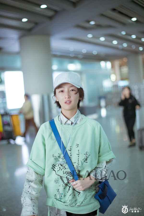 周冬雨穿搭造型