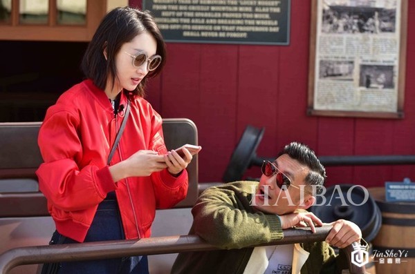 周冬雨和余文乐的穿搭造型