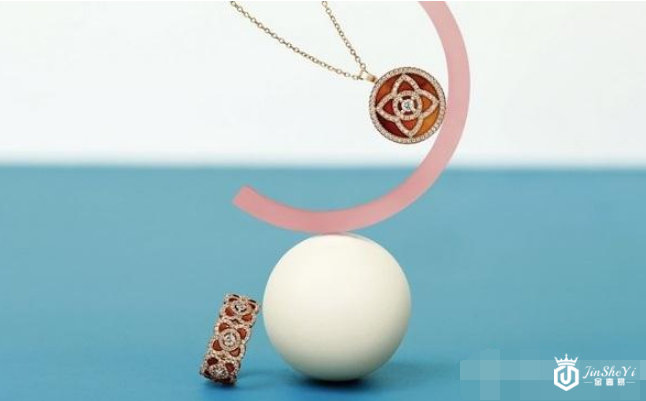 戴比尔斯Enchanted Lotus玫瑰金玛瑙链坠及全新戒环：奏响新春序曲