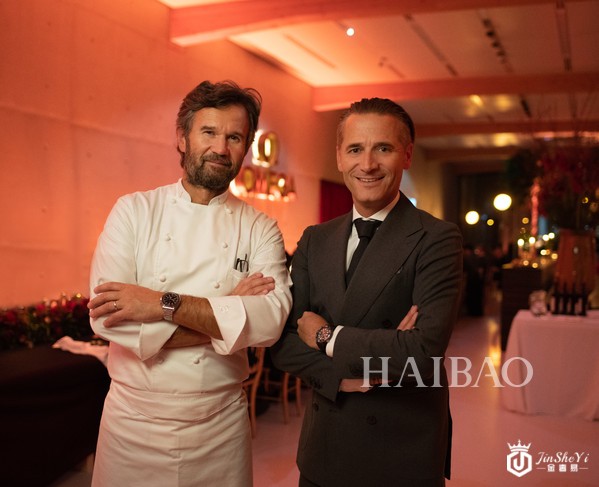 欧米茄 (Omega) 全球总裁兼首席执行官安世文 (Raynald Aeschlimann) 与意大利星级大厨卡罗&middot;克拉科 (Carlo Cracco) 出席&ldquo;欧米茄&rdquo;之名诞生125周年纪念活动