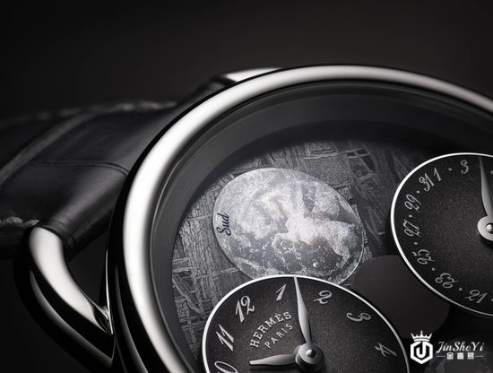 月读腕表的12点钟方向代表南半球月相，6点钟才是北半球月相，颠覆了北上南下的概念