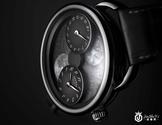 爱马仕以精密复杂技术，让镶嵌于表盘上的珍珠母贝月亮，呈现南北半球的月相盈亏。