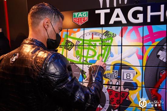 TAG Heuer泰格豪雅先锋艺术家Alec Monopoly现场涂鸦