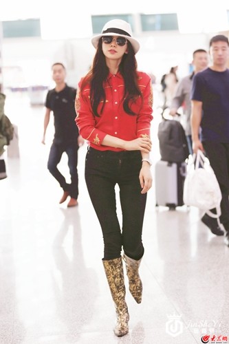 林志玲穿着Ralph Lauren机场照2