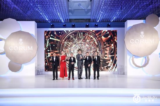 　　（左起）CORUM昆仑表大中华董事总经理蓝铭伟先生、CORUM昆仑表品牌之友Anastasiia Markelova小姐、CORUM昆仑表全球销售及市场总监孙文宗先生、CORUM昆仑表全球品牌大使胡兵先生、CORUM昆仑表产品研发部门总监Nicolas Vuillemin先生、 以及CORUM昆仑表东南亚总经理Chris Wan先生一同祝酒