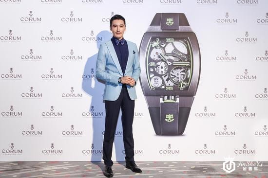 CORUM昆仑表全球品牌大使胡兵先生展示金桥圆形43毫米陀飞轮腕表