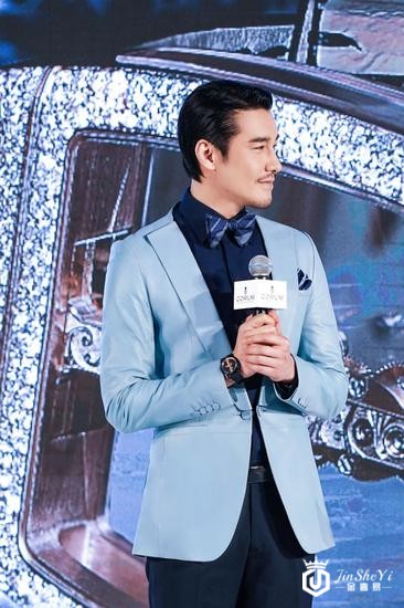 CORUM昆仑表全球品牌大使胡兵先生展示金桥圆形43毫米陀飞轮腕表