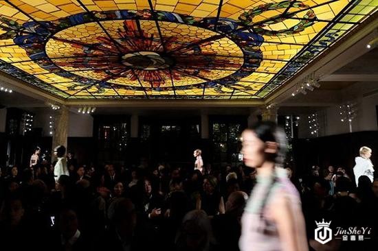 Prada荣宅举办的2018早春时装秀 图片来源：w magazine