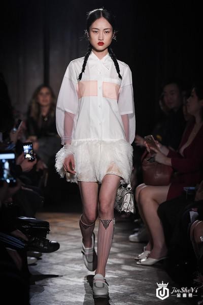 Prada荣宅举办的2018早春时装秀