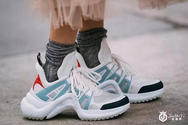 LV起诉百丽抄袭新款运动鞋