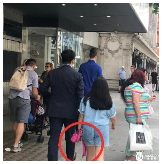 曝9岁王诗龄近照，身高快赶上妈妈李湘，买奢侈品贵妇范十足