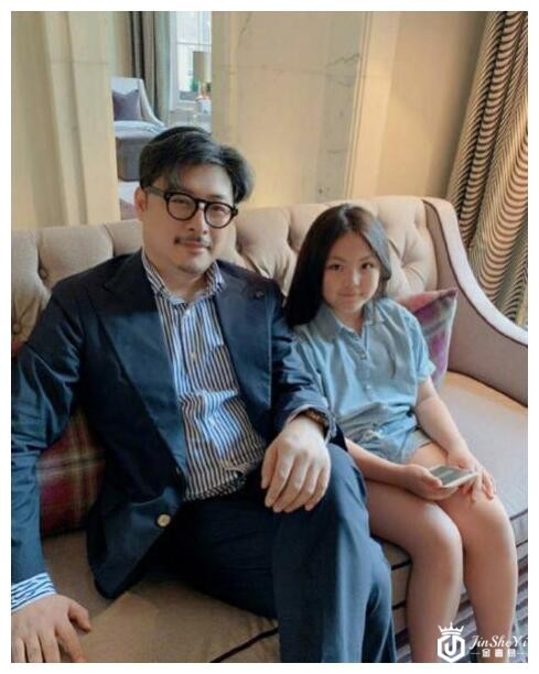 曝9岁王诗龄近照，身高快赶上妈妈李湘，买奢侈品贵妇范十足