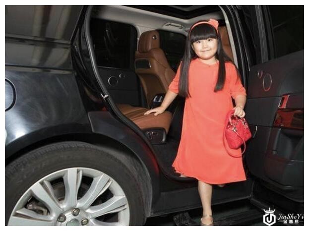 曝9岁王诗龄近照，身高快赶上妈妈李湘，买奢侈品贵妇范十足