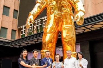 欧米茄 (OMEGA)纪念人类首次登月金色50周年