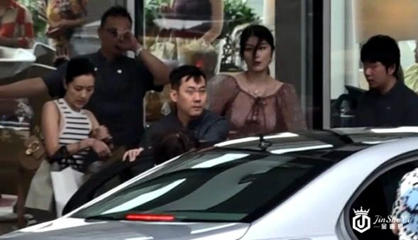 陈慧琳阔太生活真悠闲，一次过买五大袋奢侈品，头发凌乱没空整理