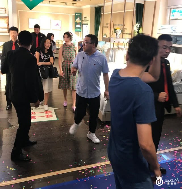 陈慧琳阔太生活真悠闲，一次过买五大袋奢侈品，头发凌乱没空整理