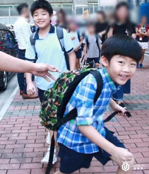 陈慧琳阔太生活真悠闲，一次过买五大袋奢侈品，头发凌乱没空整理