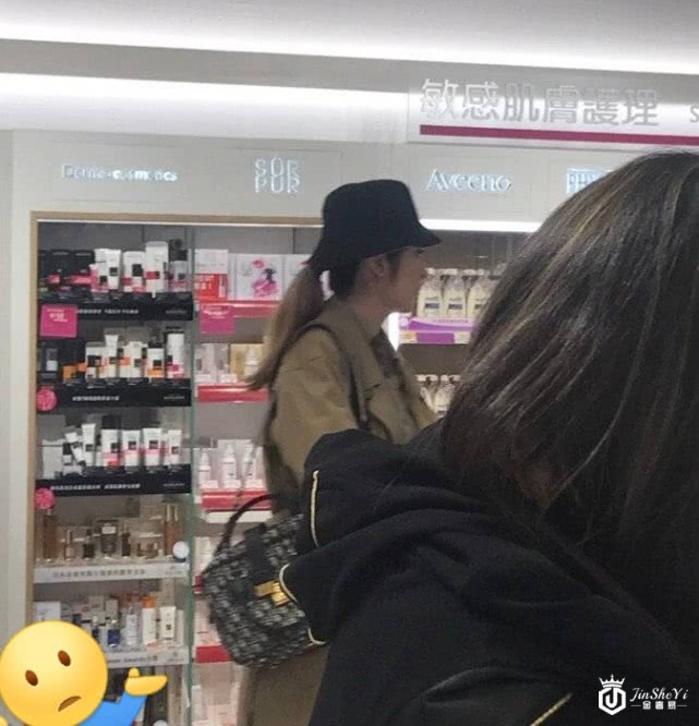 陈慧琳阔太生活真悠闲，一次过买五大袋奢侈品，头发凌乱没空整理