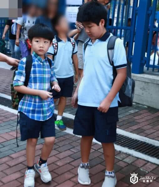 陈慧琳阔太生活真悠闲，一次过买五大袋奢侈品，头发凌乱没空整理