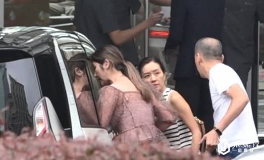 陈慧琳阔太生活真悠闲，一次过买五大袋奢侈品，头发凌乱没空整理