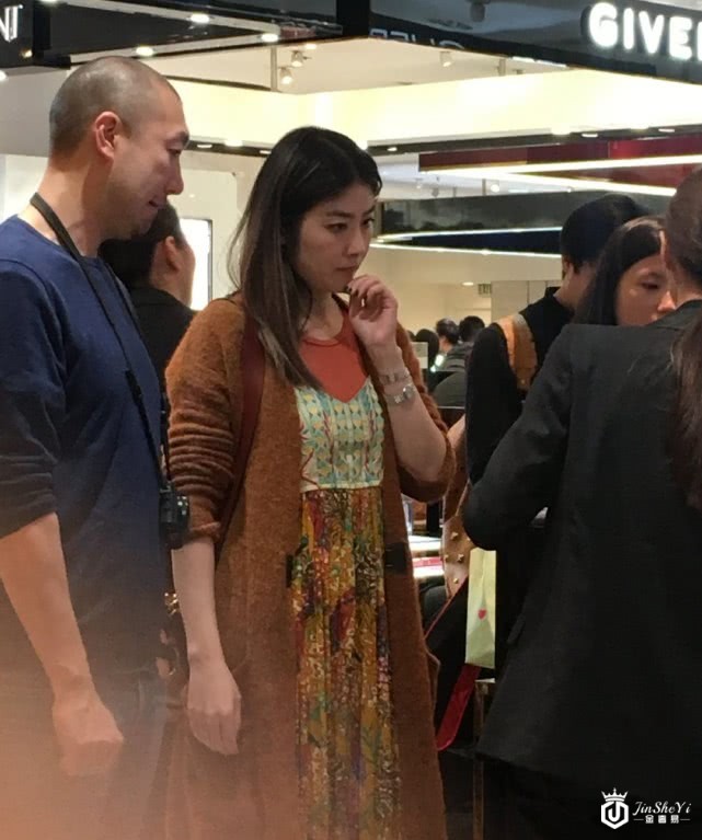 陈慧琳阔太生活真悠闲，一次过买五大袋奢侈品，头发凌乱没空整理