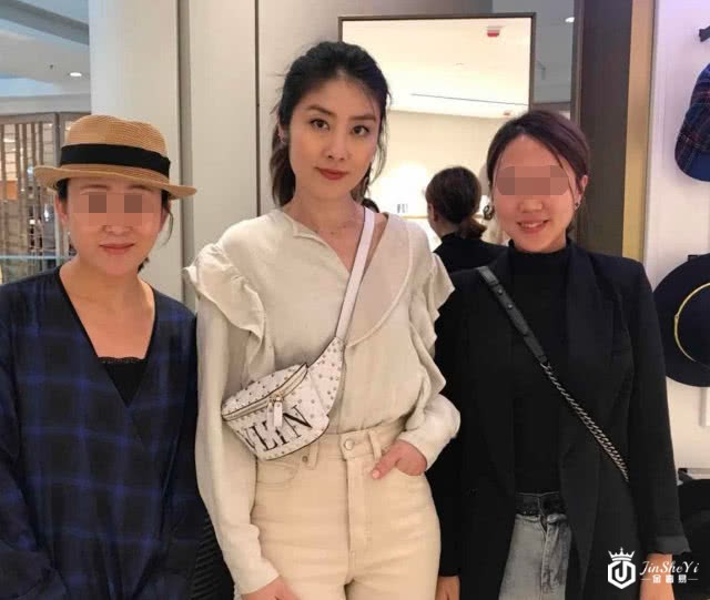 陈慧琳阔太生活真悠闲，一次过买五大袋奢侈品，头发凌乱没空整理