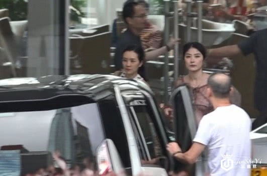 陈慧琳阔太生活真悠闲，一次过买五大袋奢侈品，头发凌乱没空整理