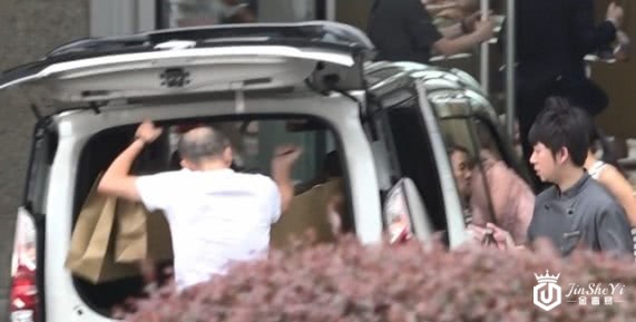 陈慧琳阔太生活真悠闲，一次过买五大袋奢侈品，头发凌乱没空整理