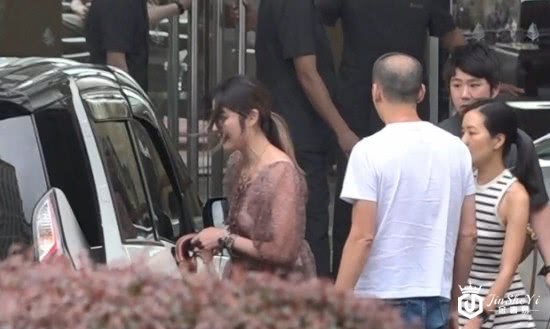 陈慧琳阔太生活真悠闲，一次过买五大袋奢侈品，头发凌乱没空整理