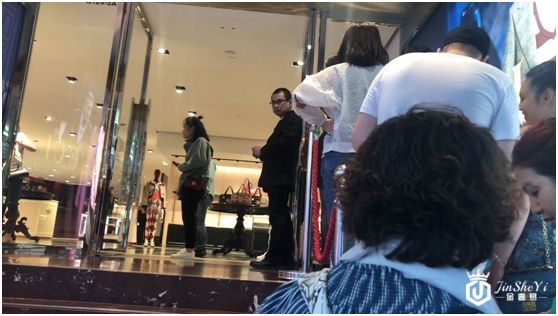 （尖沙咀海港城GUCCI门店排起的长龙 罗曼/摄，拍摄时间：2019年5月份）