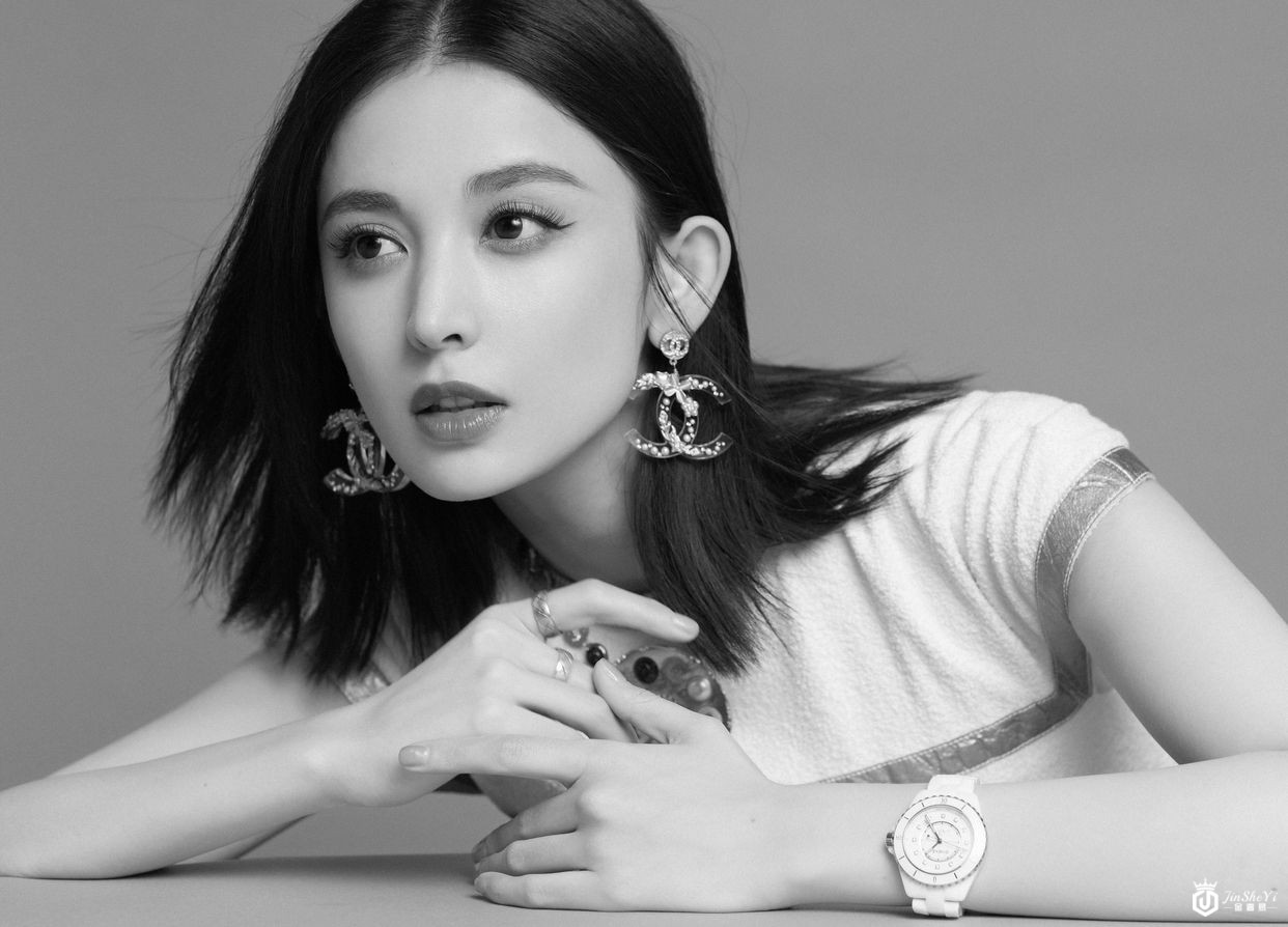 娜扎出席CHANEL全新J12腕表发布会